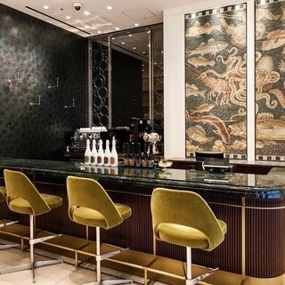 A new landmark essential for Reiwa-era Ginza strolling has arrived within the flagship store of Barneys New York Ginza!