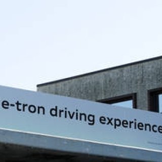 アウディによる未来への提案─アウディ e-tron｜Audi