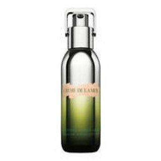 DE LA MER | The industry's first 3D face serum that leads to a sculpted facial contour.