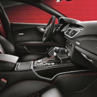 赤のアクセントとカーボンをあしらった特別なRS7｜Audi
