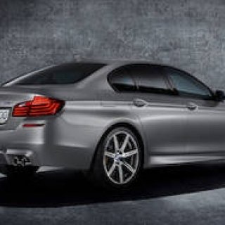 パワーを向上させた30周年記念のM5、日本でも発売｜BMW
