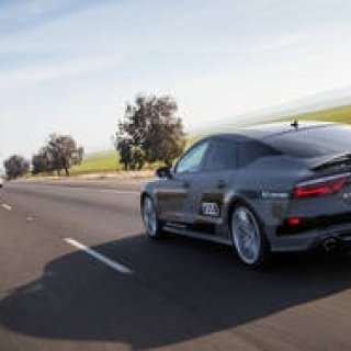 アウディが長距離の車道走行で自動運転技術をデモンストレーション｜Audi