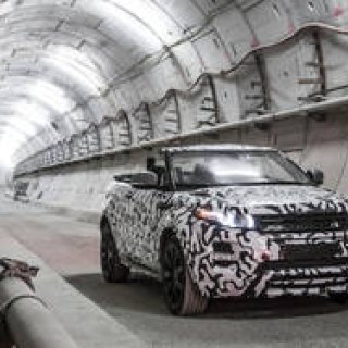 イヴォーク コンバーチブル、地下を激走｜Range Rover