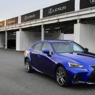 マイナーチェンジを受けた新型レクサス ISに試乗｜LEXUS