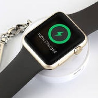 Apple Watchをどこでも充電。キーホルダー感覚のモバイルバッテリー ｜TUNEWEAR
