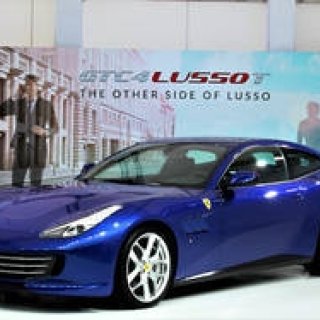 V8ターボにFR採用の「GTC4ルッソT」日本上陸｜Ferrari