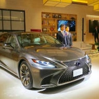 レクサスのフラッグシップセダン新型「LS」発売｜Lexus