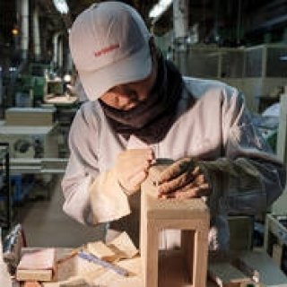 機械作業と人間の手作業を融合。キーワードは「ハイテク＆ハイタッチ」｜MEDICOM TOY