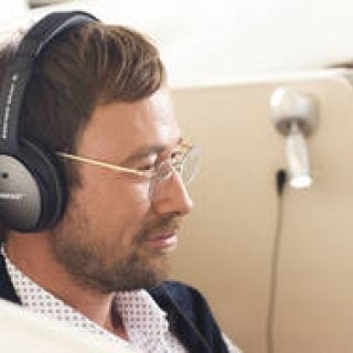JAL's International First Class Features Latest Noise-Cancelling Headphones on All Seats | BOSE Gallery