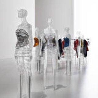 MIYAKE ISSEY展、“身体をデザインする”吉岡徳仁のインスタレーションに注目｜ART ギャラリー