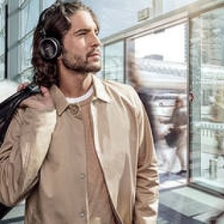 AKG初のBluetooth対応ノイズキャンセリングヘッドホン｜AKG ギャラリー