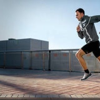 激しい動きにも外れにくく、防水機能に対応したイヤホン 「ENDURANCE RUN」新発売｜JBL　ギャラリー