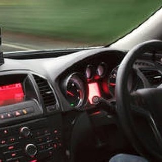 ドライブを快適に。オンダッシュBluetoothスピーカー「JBL SMARTBASE」｜JBL ギャラリー