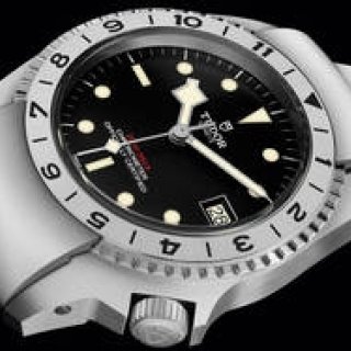 チューダーのダイバーズウオッチの歴史を具現化。現代の実用時計「ブラックベイ P01」｜TUDOR　ギャラリー