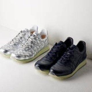 ホログラムパターンレザーを纏った「TIGER ALLY DELUXE」｜Onitsuka Tiger ギャラリー