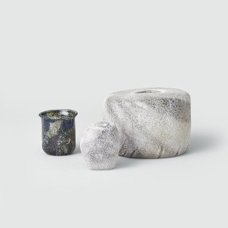 A harmonious display of glass, ceramics, and woodwork. "Refined Stillness," a joint exhibition by three Japanese artists.