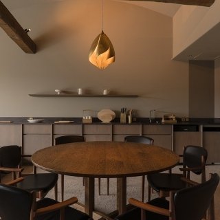 職人や作家との一体感が、これからの宿の在り方を示す。「Bed and Craft」が富山・井波の桜名所に誕生