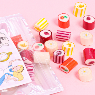 「ふしぎの国のアリス」のティーパーティがテーマのプレミアムキャンディがPAPABUBBLEから登場！