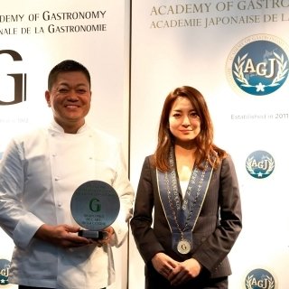 Chef Yoshihiro Narisawa of "NARISAWA" in Minami-Aoyama, Tokyo, receives the Grand Prix from the International Academy of Gastronomy.