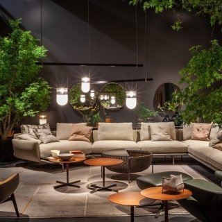 The latest model from Italy's premier furniture brand, Poltrona Frau, makes its Japanese debut!