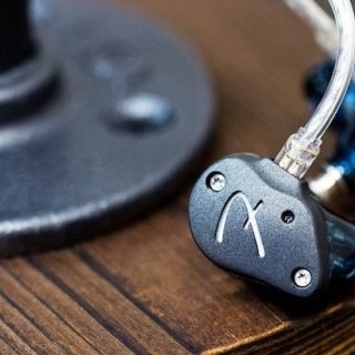 フェンダーのインイヤーモニターシリーズからプロ向けの最上位モデル「FXA11」が発売