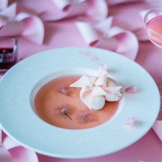 アーティスト・舘鼻則孝氏とのコラボレーション第三弾。春の訪れを寿 ぐ「HANAMI SPRING FESTIVAL -Pink Petals-」開催