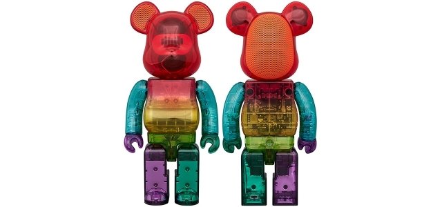 虹色に輝くBE@RBRICK 400%サイズのポータブル BluetoothⓇスピーカー