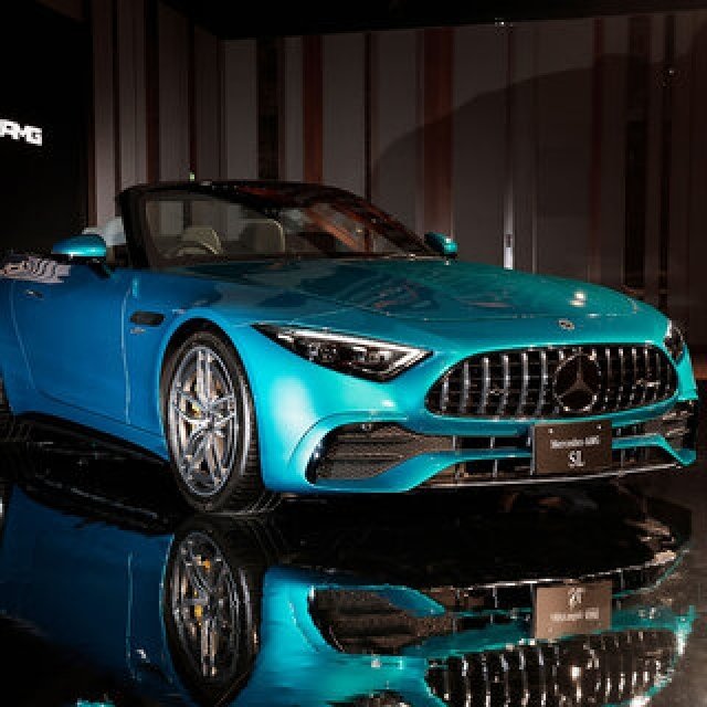 The new SL makes its Japan premiere, arriving as the latest roadster featuring an F1-derived inline-four turbo engine｜Mercedes AMG