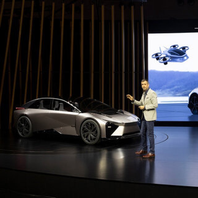 “クルマ屋レクサス”のビジョンを示した2台のBEVコンセプトモデルを世界初披露｜LEXUS