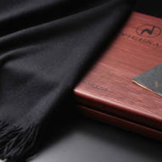 For a "Lifelong Companion" – The Vicuña Stole from "Actualité"