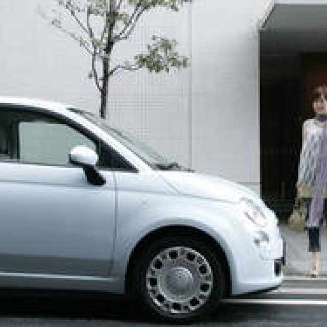 FIAT | Fiat | Fumie Shibata vs. Fiat 500 (1) The meticulous sense of design that catches the eye on the street
