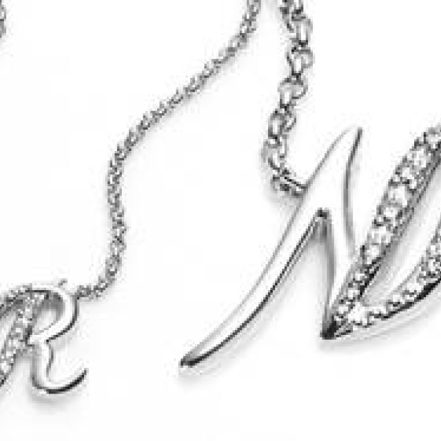 Nina Ricci | An Elegant Pendant Featuring Flowing Handwriting