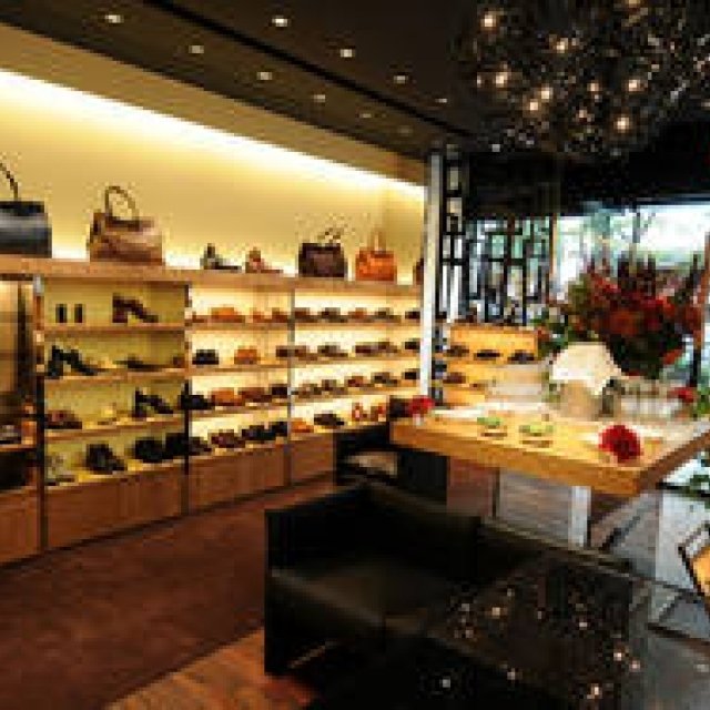 STRASBURGO | Strasburgo Opens Its First Dedicated Shoe Store in Marunouchi, Tokyo