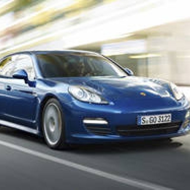 PORSCHE Panamera S hybrid | Porsche Panamera S Hybrid records the lowest CO2 emissions in its class.