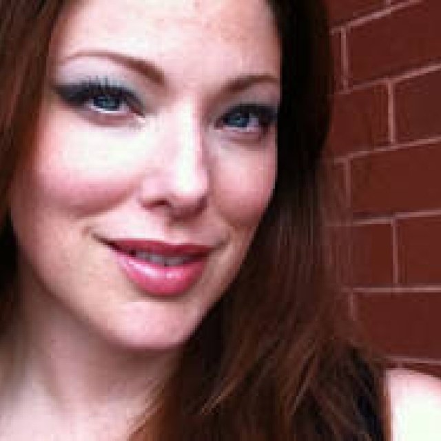HAPPY HOLIDAY! From Munemi: "A Sophisticated and Sexy Holiday Makeup Look"