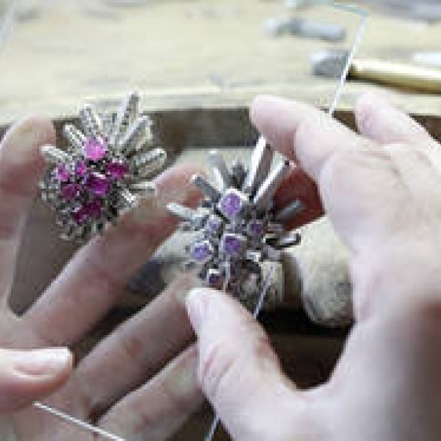 Van Cleef & Arpels: Establishes a Jewellery School in Paris in February 2012