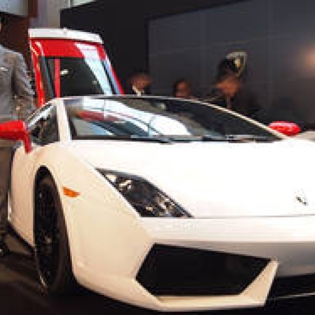 A Japan-Exclusive Model, Limited to 10 Units: The "Gallardo LP560-4 Bianco Rosso" | Lamborghini