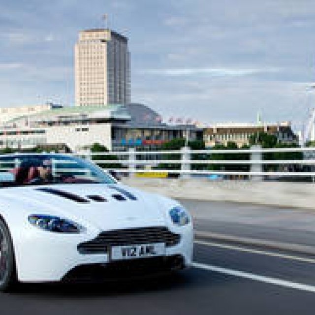 待望のオープントップ V12ヴァンテージ ロードスター登場｜Aston Martin