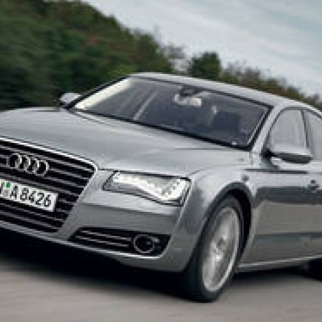 アウディA8、エンジンをダウンサイジングするも出力大幅アップ｜Audi