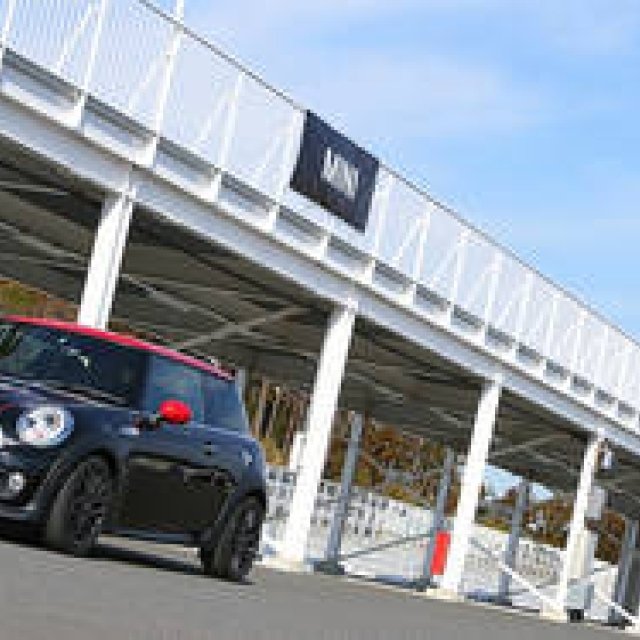 オートマチックのジョン・クーパー ワークスでサーキットを走る｜MINI