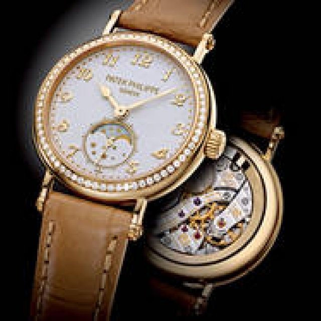 Patek Philippe | A Classic Ladies' Model Featuring a Moon Phase