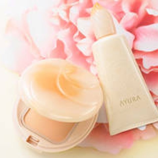 AYURA | For skin that feels beautiful down to its very essence. Introducing a new sensation in base makeup.