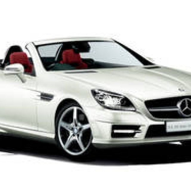 A Special SLK Featuring a Striking Contrast of White and Red