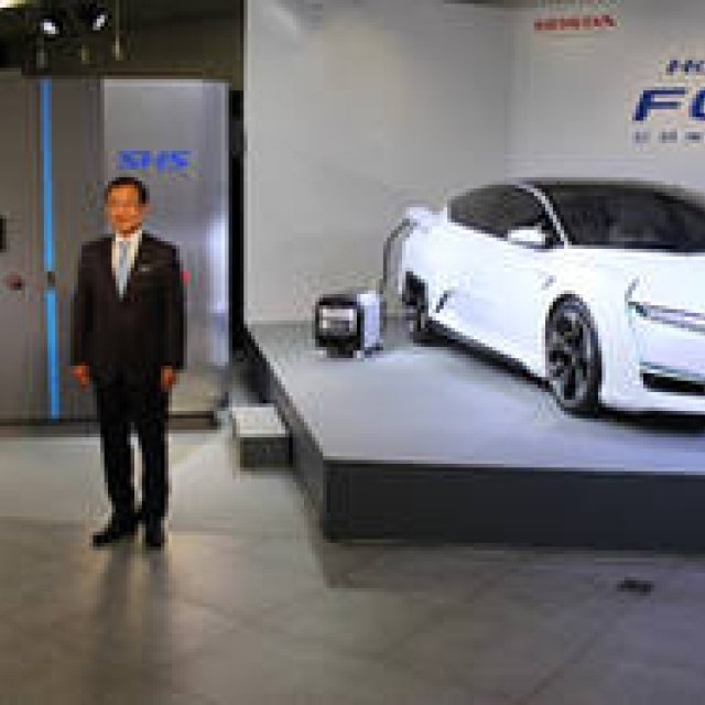 Honda unveils the concept for its fuel cell vehicle to be released in fiscal year 2015 | Honda
