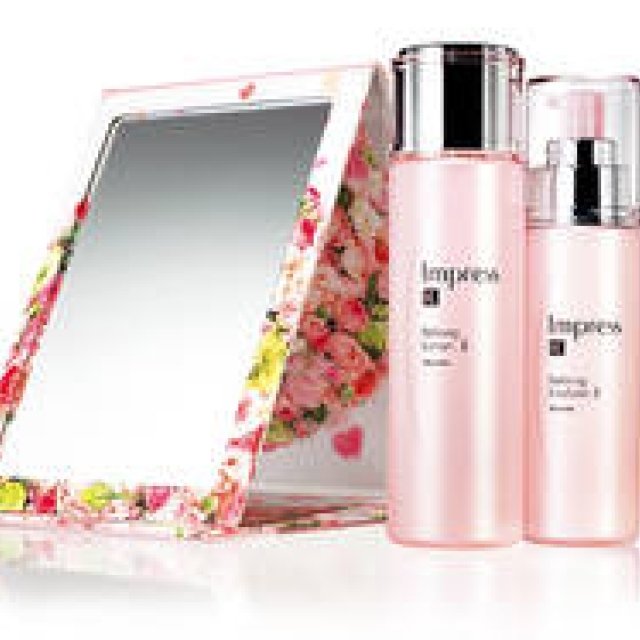 Skincare Set with a Special Mirror by Nicolai Bergmann | Impress IC