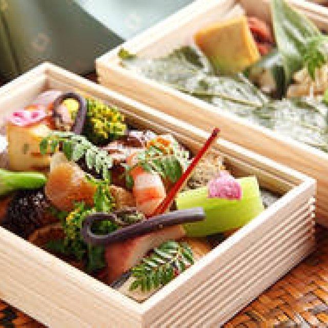 EAT: Hyatt Regency Kyoto Presents a Spring Excursion Bento and Sweets, Packed with the Vibrancy of the Season.