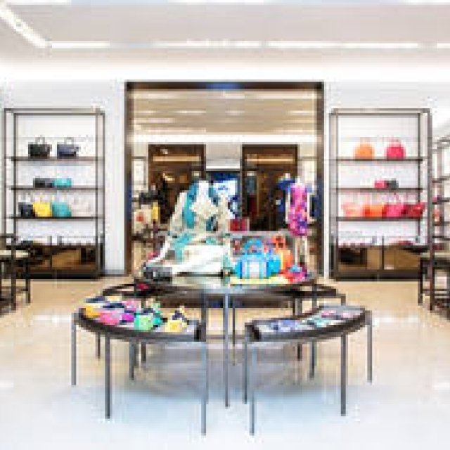 A Welcoming Space Evoking London: "Burberry Shinsaibashi" | BURBERRY