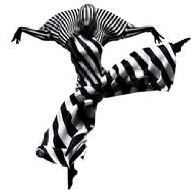 Experience the dynamism of Pleats Please Issey Miyake Through Photography | PLEATS PLEASE ISSEY MIYAKE