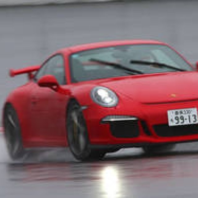 最新の911 GT3を雨の富士スピードウェイでテスト｜Porsche