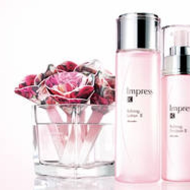 A philosophical showcase of beauty. Introducing the dazzling winter skincare coffret.